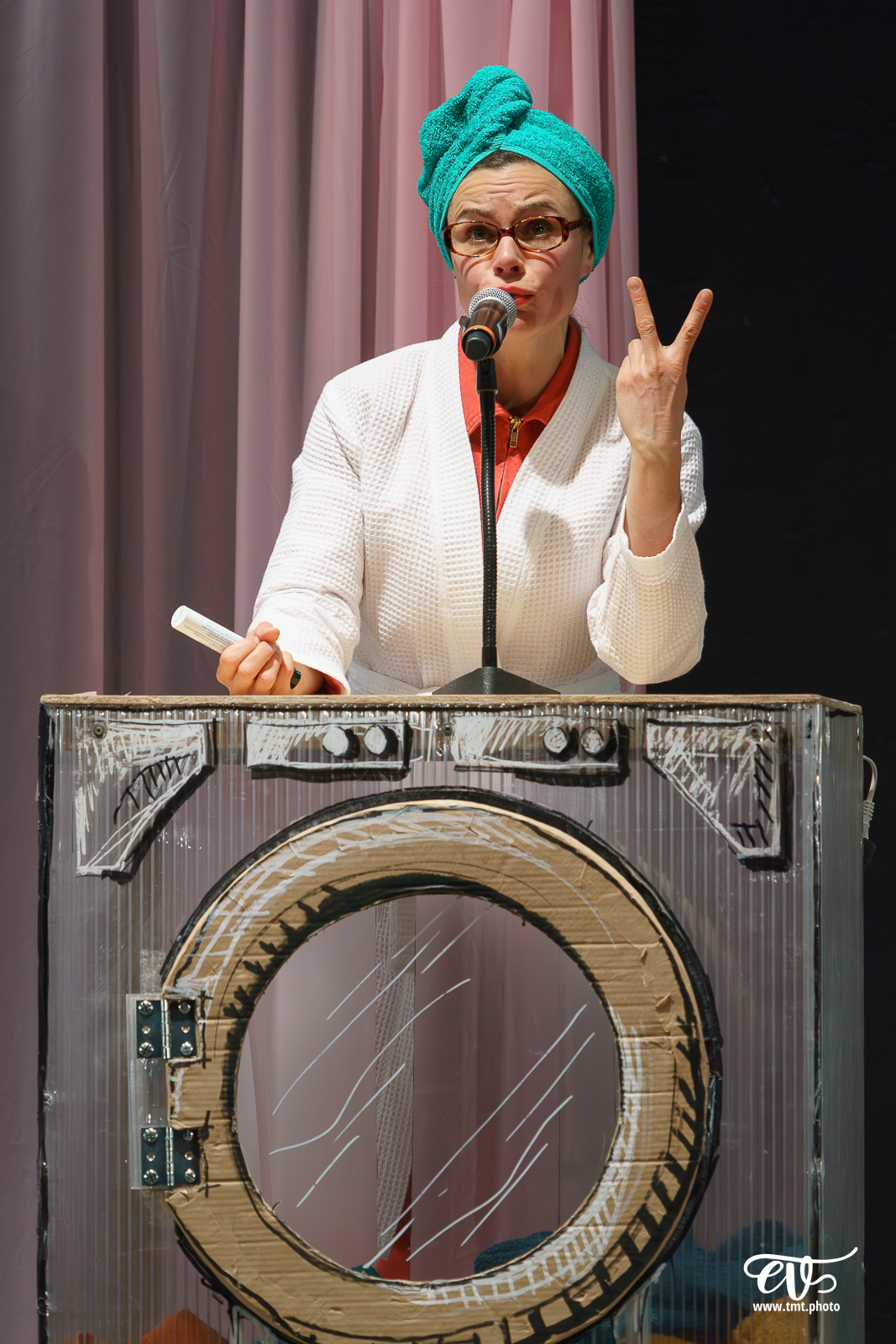 TMTPHOTO DERRIERE LE HUBLOT SE CACHE PARFOIS DU LINGE (LES FILLES DE SIMONE) 016